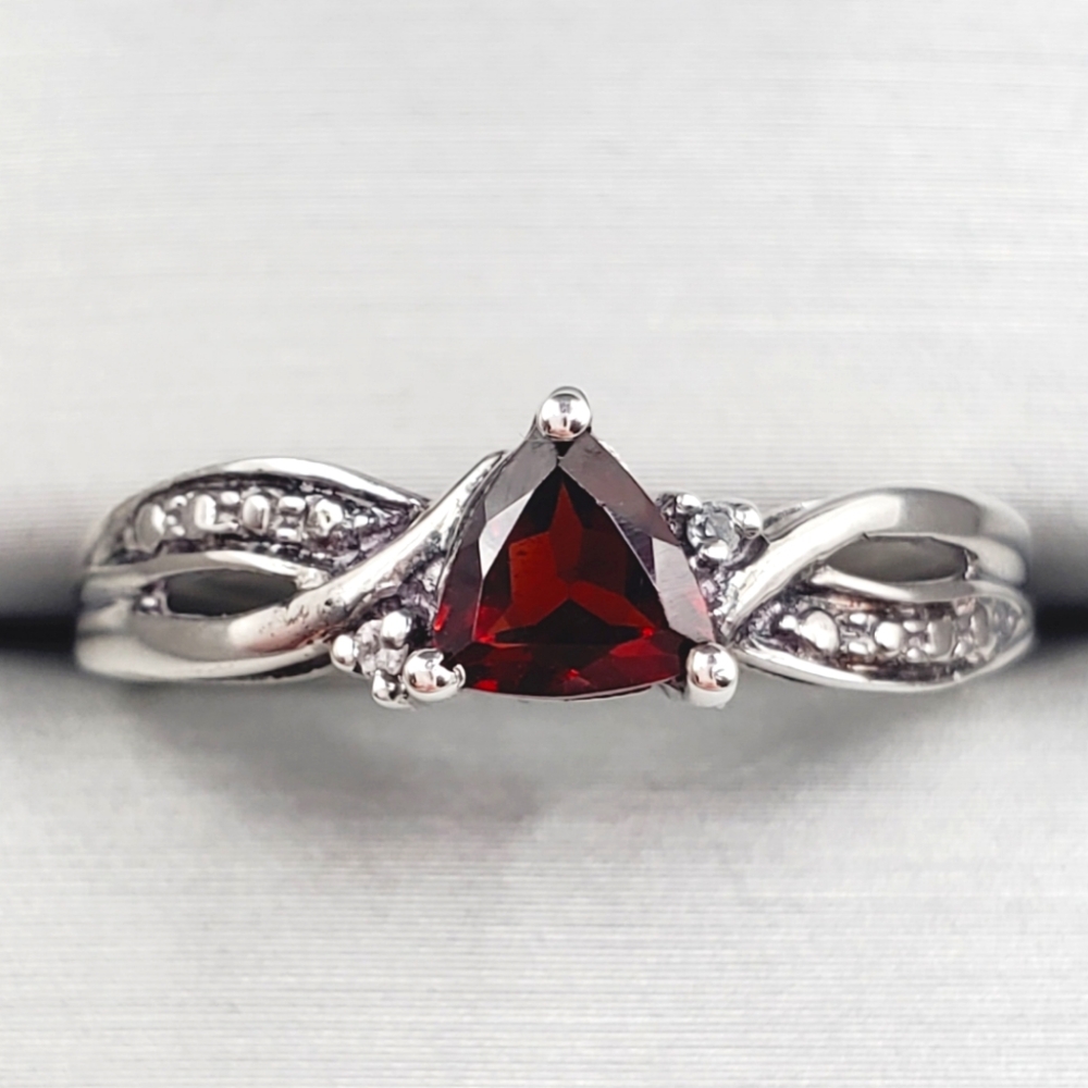 Genuine Trillion Garnet 925 Sterling Silver Twist Design Ring